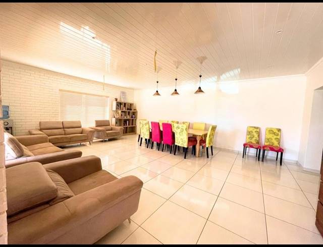 10 BEDROOM HOUSE FOR SALE IN CHATSWORTH